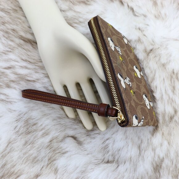 Coach x Peanuts Corner Zip Wristlet In Signature Canvas With Snoopy Print CBS82 - Picture 3 of 11